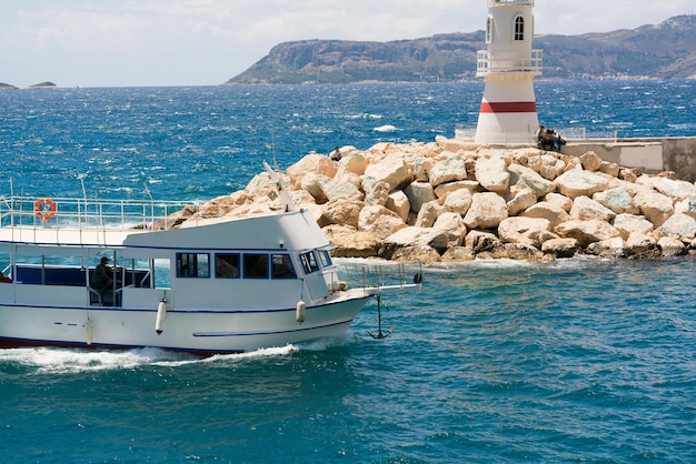 Bella vista sul mare Barca e faro