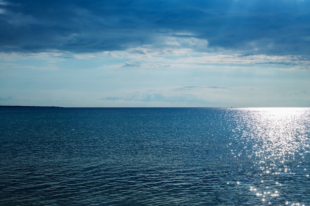 Bella vista sul mare blu