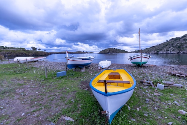 Bella vista sul mare con barche colorate da pesca sotto il cielo drammatico.