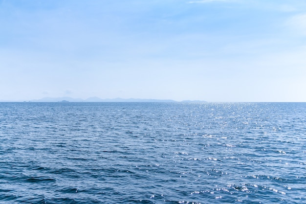 Bella vista sul mare con cielo blu