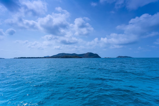 Bella vista sul mare con la montagna sul cielo blu