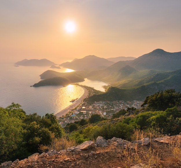 Bella vista sul mare con montagne, acqua, isole