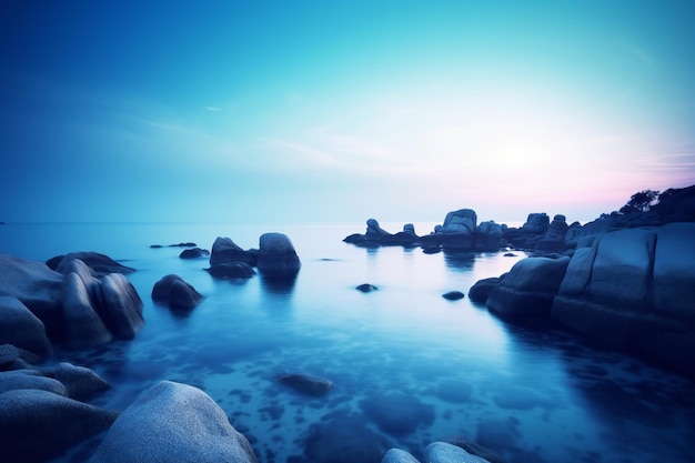 Bella vista sul mare con pietre e cielo blu Tonica