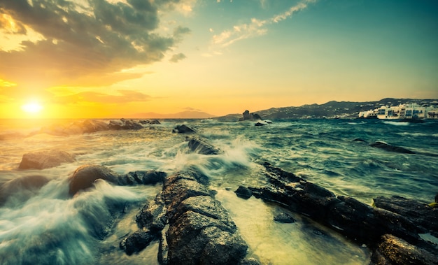 Bella vista sul mare con rocce e onde