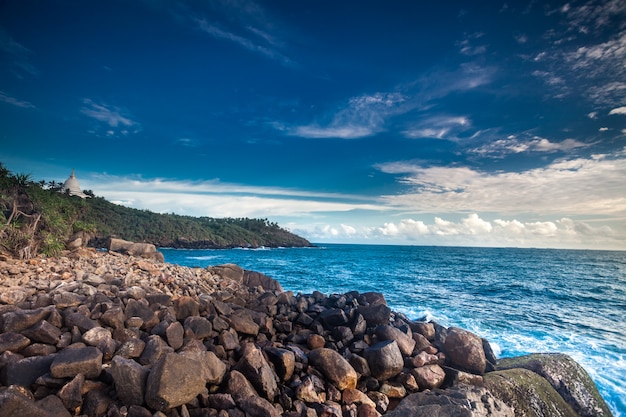 Bella vista sul mare con rocce