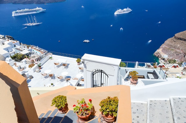 Bella vista sul mare dalle montagne di Santorini