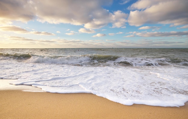 Bella vista sul mare dell'onda Composizione nella natura