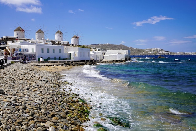 Bella vista sul mare di Mykonos con la spiaggia e i mulini a vento sulla collina Grecia