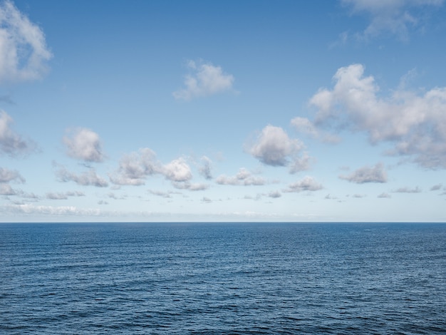 Bella vista sul mare di sera