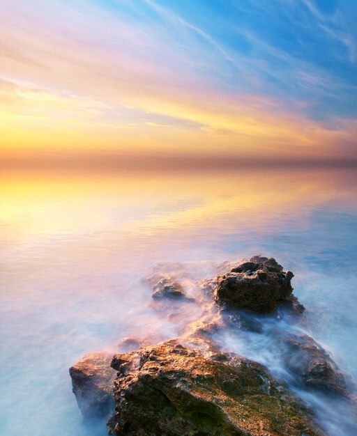 Bella vista sul mare durante il tramonto