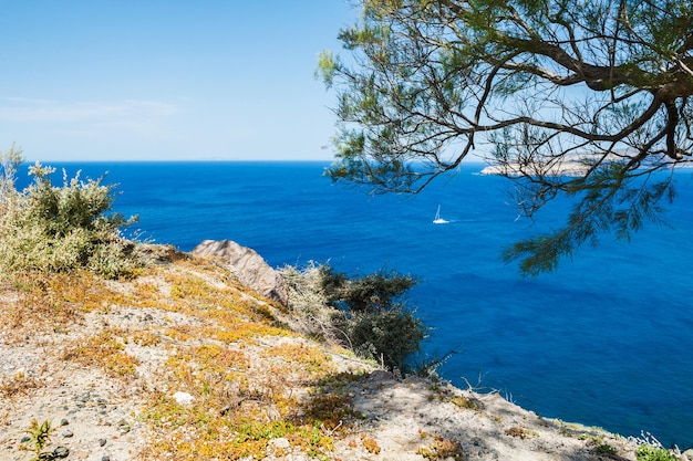 Bella vista sul mare e sulle isole. Paesaggio estivo. Isola di Santorini, Grecia.