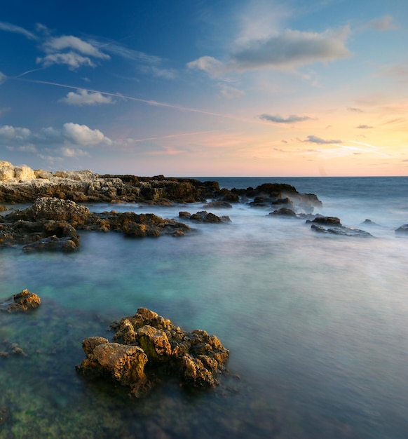 Bella vista sul mare Mare e roccia al tramonto Composizione nella natura