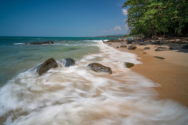 Bella vista sul mare naturale d&#39;estate al khao lak