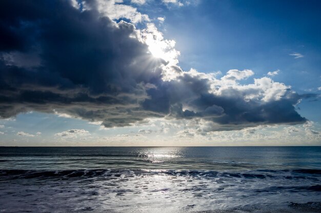 Bella vista sul mare nuvoloso da una spiaggia al tramonto