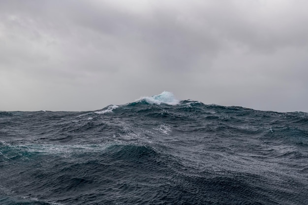 Bella vista sul mare onde e cielo con nuvole con una bella illuminazione Mare tempestoso Maltempo Gale Mare agitato