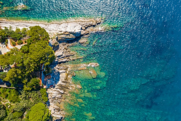 Bella vista sul mare rocciosa turchese. Vista aerea della spiaggia del Mar Ligure. Camogli vicino a Genova