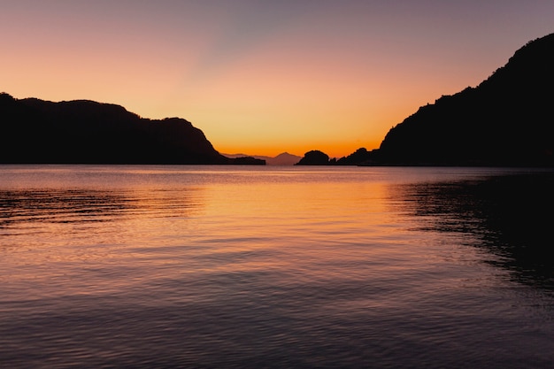 Bella vista sul mare scuro al tramonto