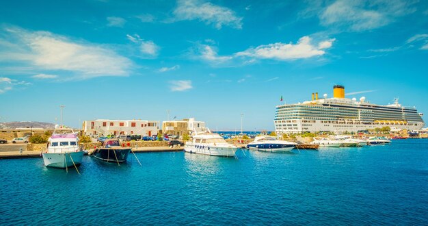 Bella vista sul porto greco con la nave da crociera dal mare