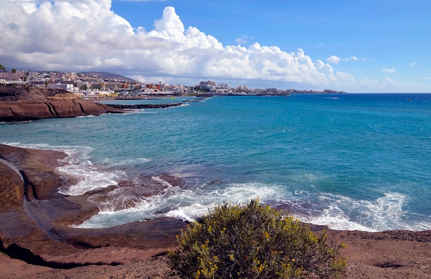 Bella vista sull'Oceano Atlantico e la costa in Costa Adeje, Tenerife, Isole Canarie, Spagna.