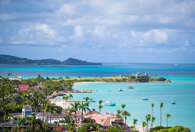 Bella vista sulla baia di isola tropicale nel Mar dei Caraibi