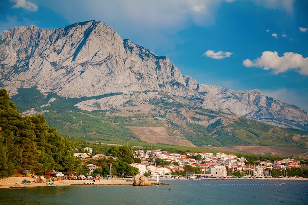 Bella vista sulla costa nella località di Baska Voda con grandi montagne sullo sfondo, Croazia