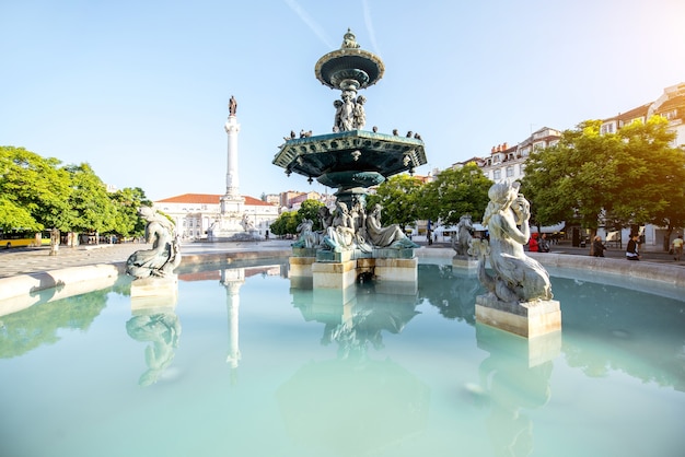 Bella vista sulla fontana sulla piazza Rossio con colonna durante la giornata di sole nella città di Lisbona, Portogallo
