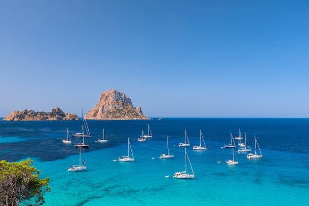 Bella vista sulla misteriosa isola di Es Vedra