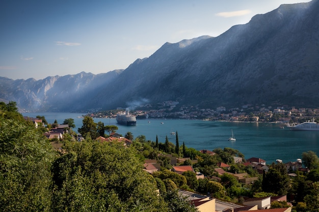 Bella vista sulla nave da crociera nella baia di Cattaro al primo mattino, Monteengro