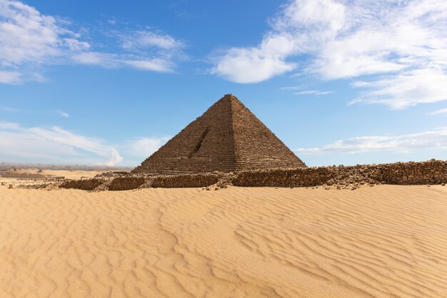 Bella vista sulla Piramide di Menkaure nel deserto di Giza.