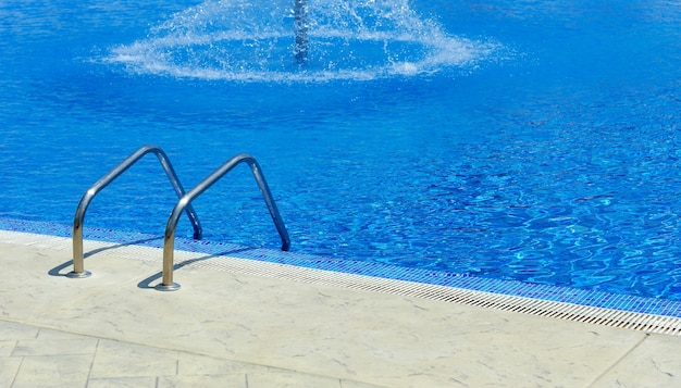 Bella vista sulla piscina di un hotel di lusso