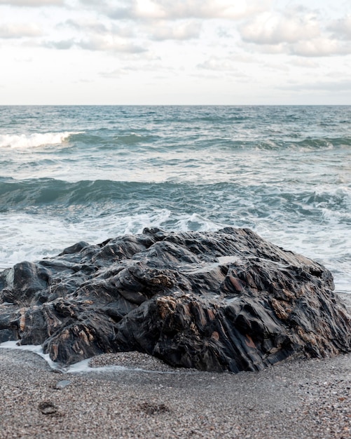 Bella vista sulla spiaggia con le onde