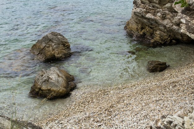 Bella vista sulla spiaggia e sul mare nella giornata di sole. Corfù. Grecia.