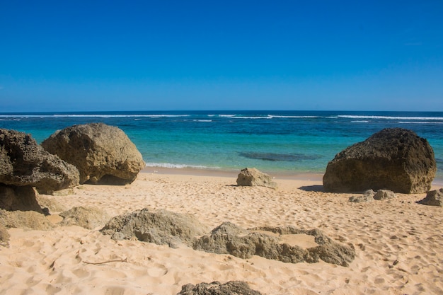 Bella vista sulla spiaggia estiva