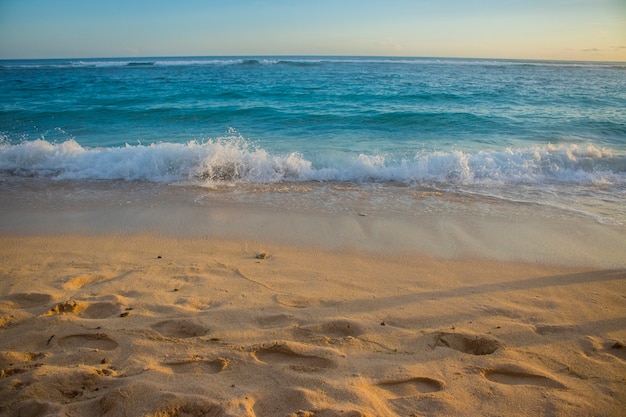 Bella vista sulla spiaggia estiva