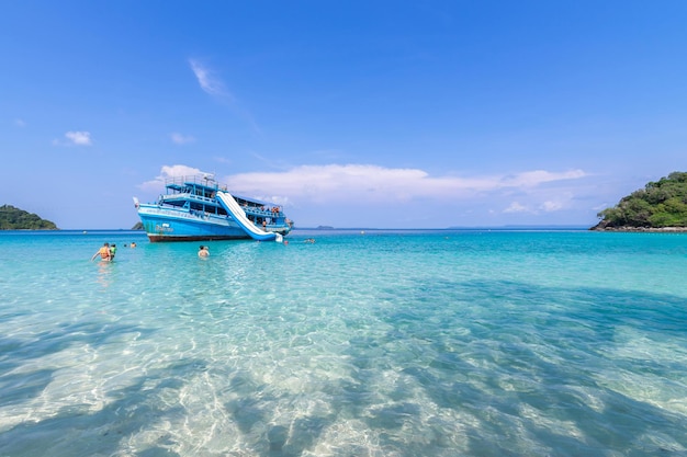 Bella vista sulla spiaggia Paesaggio marino dell'isola di Koh Chang nella provincia di Trad Orientale della Thailandia su sfondo blu cielo Isola del mare della Thailandia paesaggio