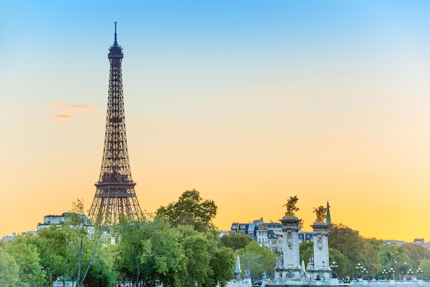 Bella vista sulla Torre Eiffel e sul Pont Alexandre III al tramonto. Parigi, Francia