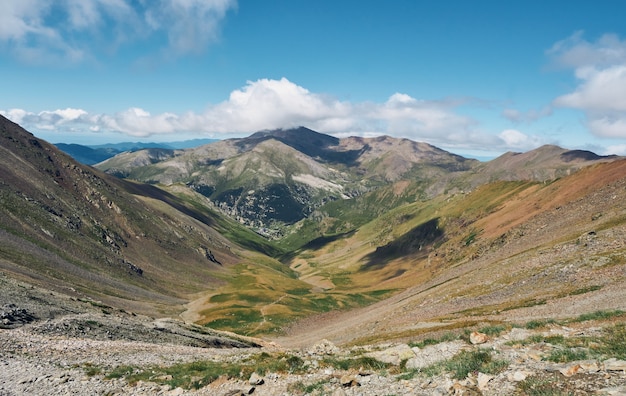 Bella vista sulle montagne. Concetto di viaggio e stile di vita attivo