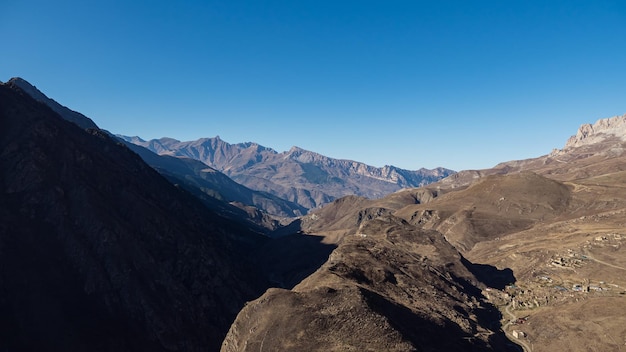 Bella vista sulle montagne in una limpida giornata di sole autunnale.