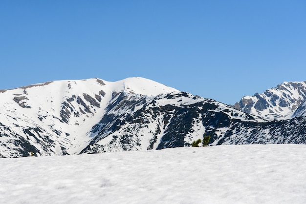 Bella vista sulle montagne innevate con cielo blu, durante la giornata di sole in primavera. Tatra occidentali.