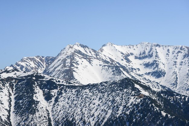 Bella vista sulle montagne innevate con cielo blu, durante la giornata di sole in primavera. Tatra occidentali.