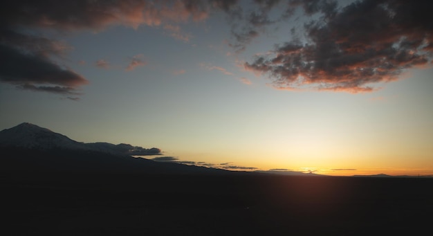 Bella vista Tramonto al campo Armenia