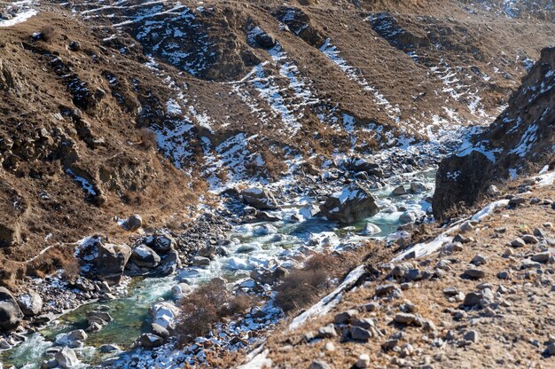 Bella vista tranquilla dell'acqua nel fiume di montagna invernale.