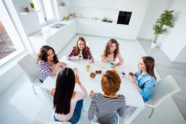 belle amiche che trascorrono del tempo insieme