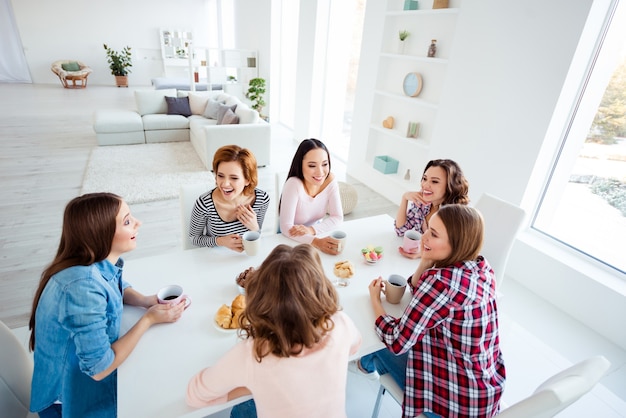 belle amiche che trascorrono del tempo insieme