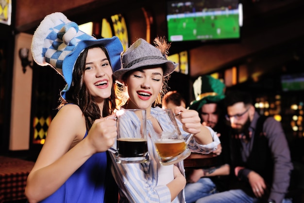 belle amiche in cappelli bavaresi