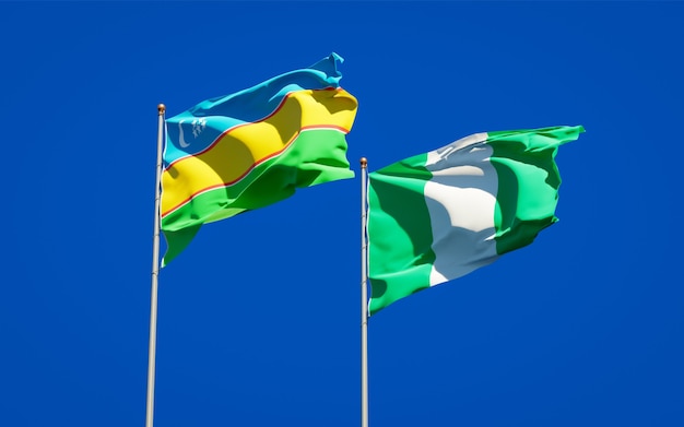 Belle bandiere dello stato nazionale del Karakalpakstan e della Nigeria insieme sul cielo blu