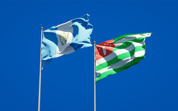 Belle bandiere di stato nazionali del Guatemala e dell'Abkhazia insieme