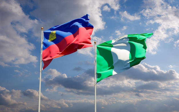 Belle bandiere di stato nazionali del Liechtenstein e della Nigeria insieme sul cielo blu
