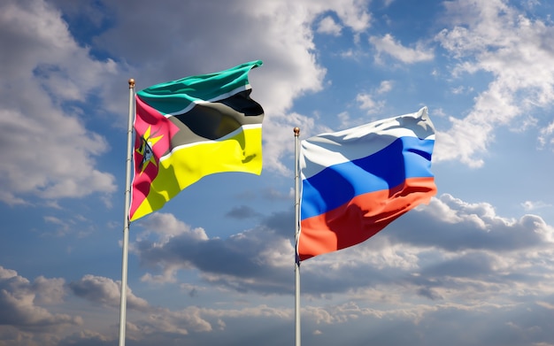 Belle bandiere di stato nazionali del Mozambico e della Russia insieme sul cielo blu. Grafica 3D
