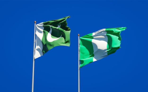 Belle bandiere di stato nazionali del Pakistan e della Nigeria insieme sul cielo blu